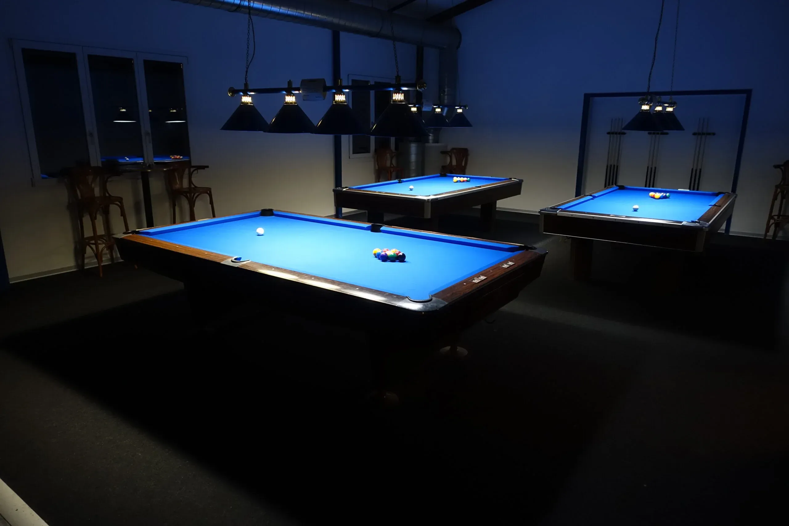 Billardraum mit drei Tischen
